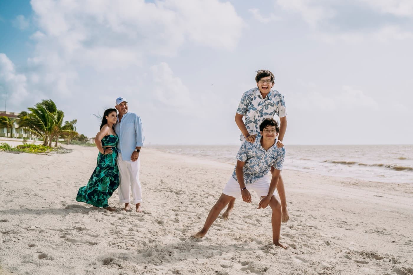 Ricardo y Sofía con sus hijos en la playa