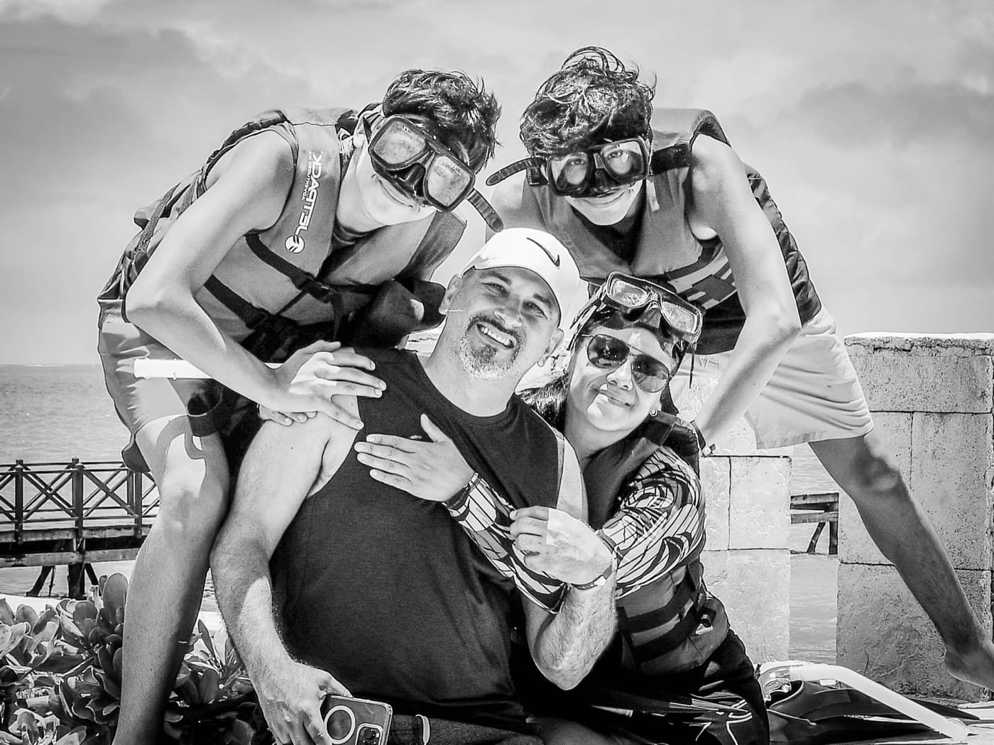 La familia de Ricardo compartiendo una aventura en el agua