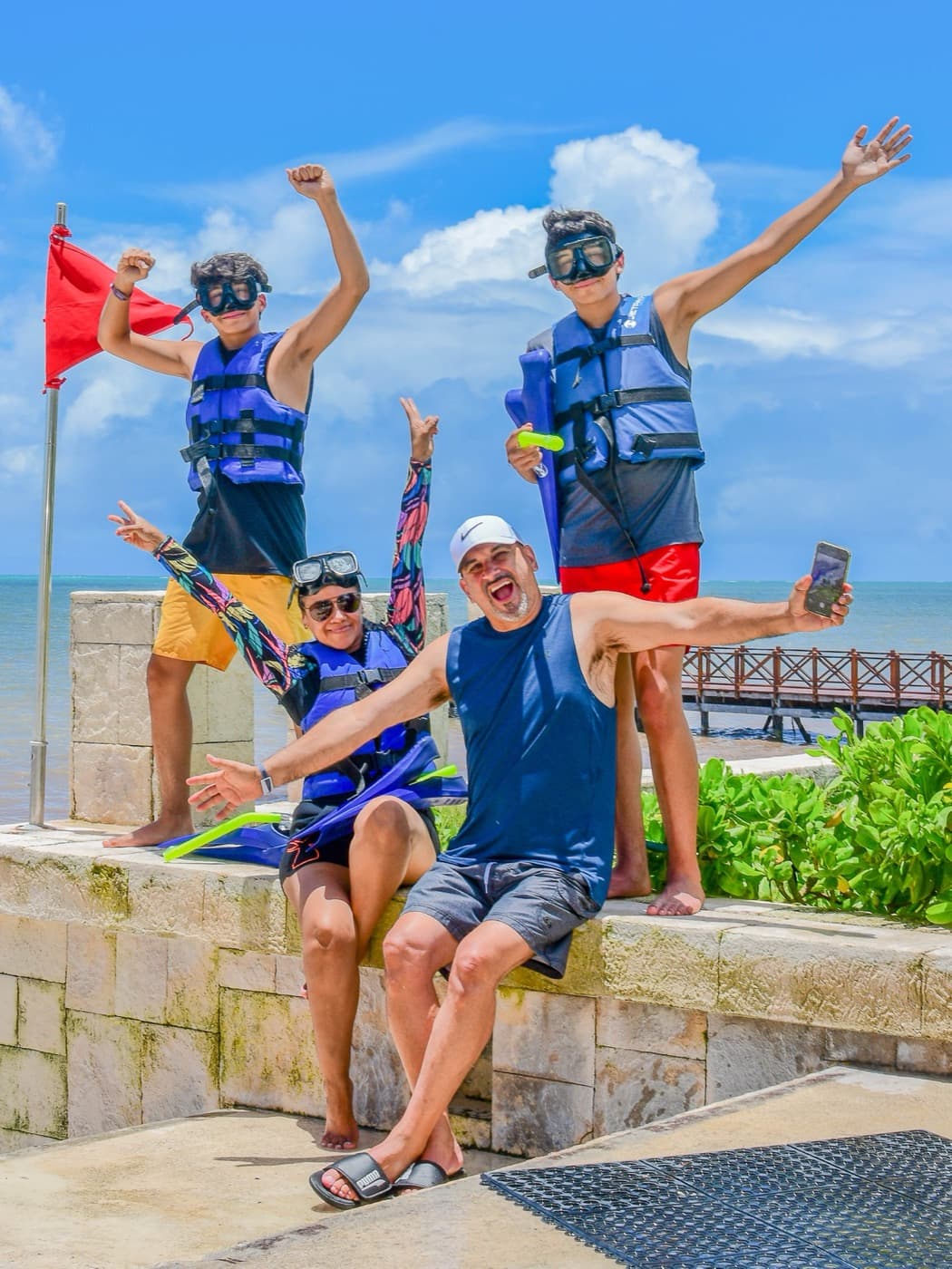 La familia de Ricardo celebrando con los brazos abiertos
