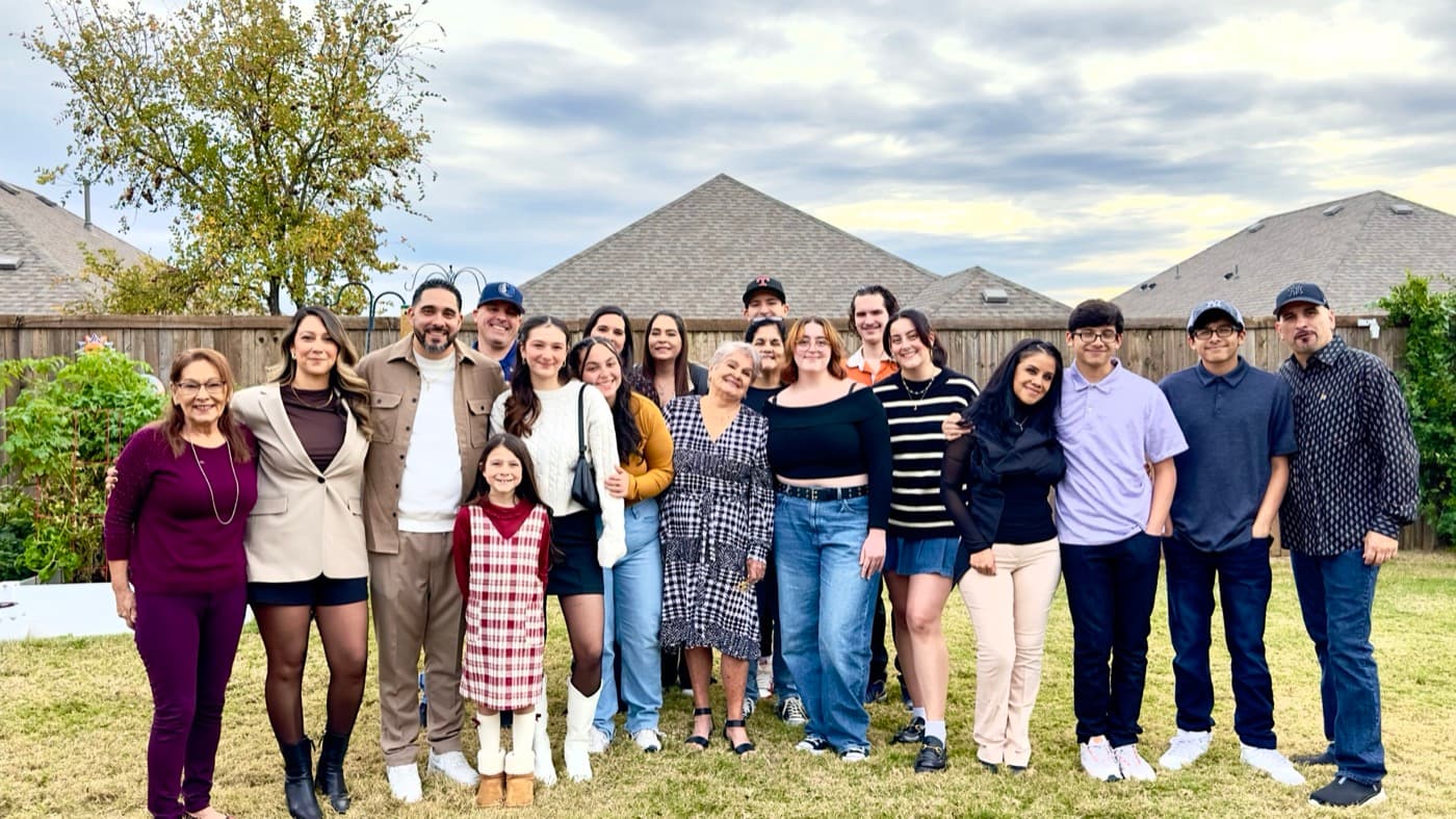 La familia de Ricardo reunida con su abuela durante Thanksgiving en Texas