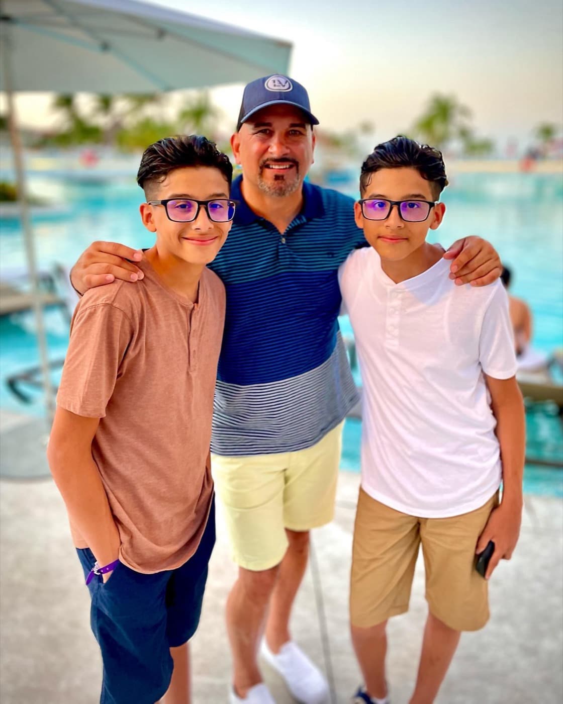 Ricardo con sus hijos gemelos en Cancún