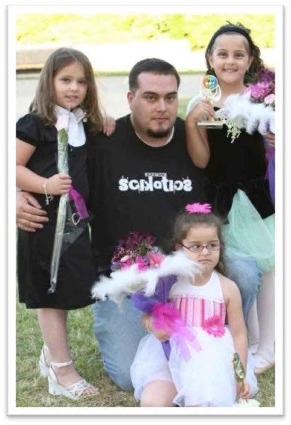 Jimmy, hermano de Ricardo, junto a sus hijas