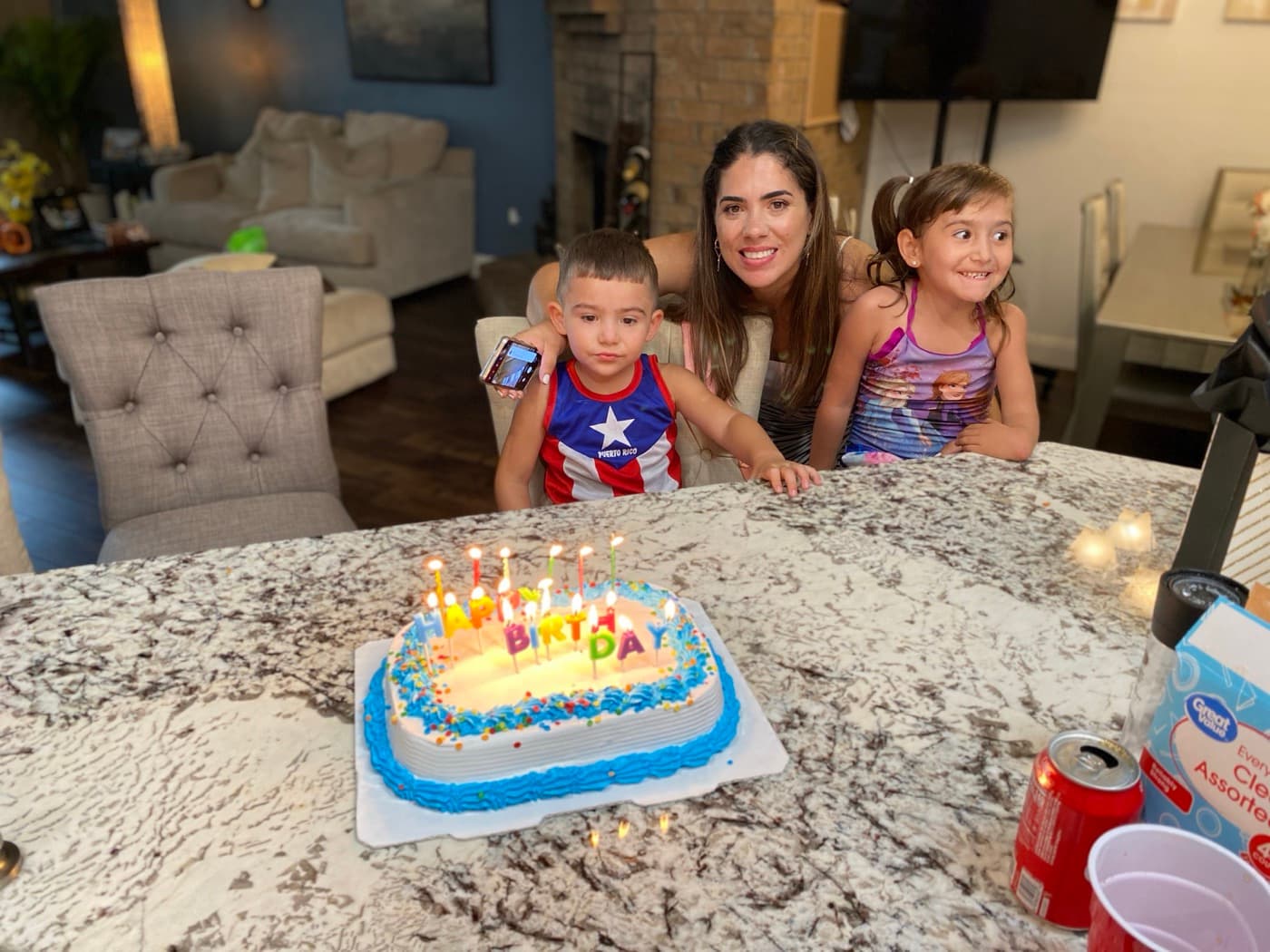 Karina, hija de Ricardo, junto a sus hijos