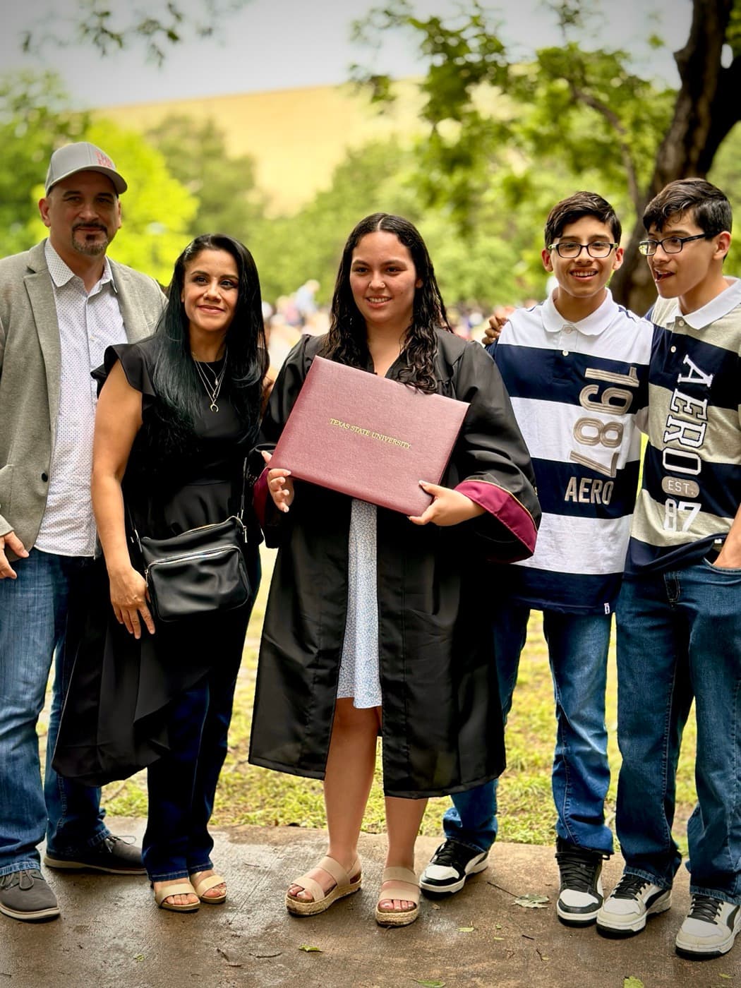La sobrina de Ricardo celebrando su graduación universitaria